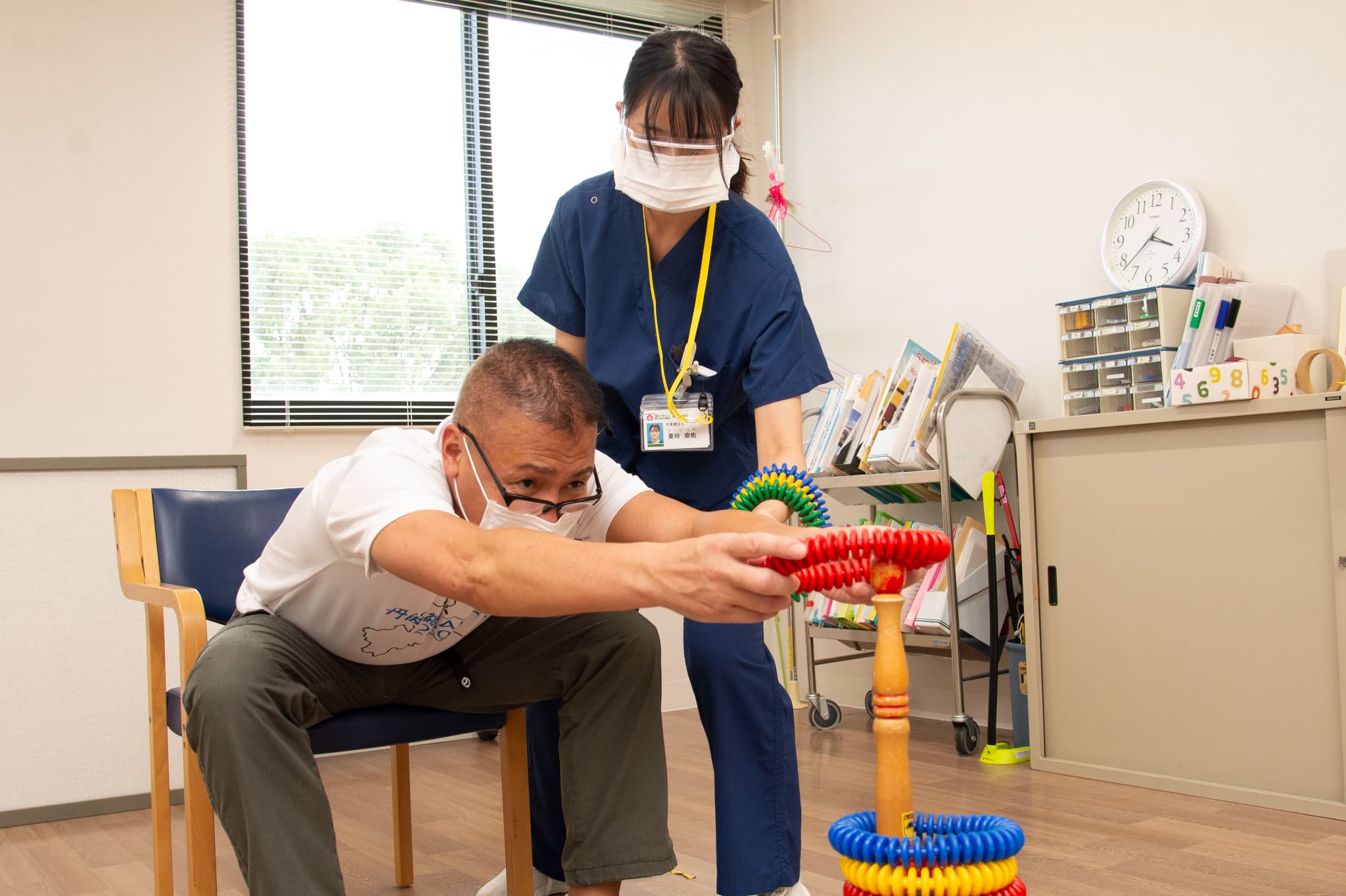 輪投げを使用した両手でのリーチ動作練習